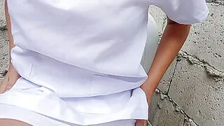 Filipinli hemşire, terk edilmiş bir hastanede inşaat işçisi tarafından sert bir şekilde cinsel ilişkiye girdi.
