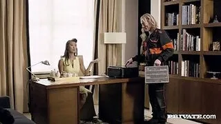 シャロン・リーは巨乳に精液を浴びる