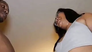 Asyalı genç kız Rozey Royalty, büyük siyah penisle sevişiyor.
