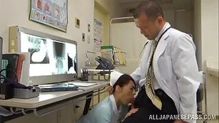 Japon Hemşire Doktorun Penisini Emdi