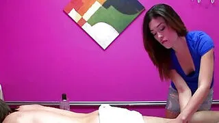 Миниатюрная азиатка, любящая массаж и мастурбацию.