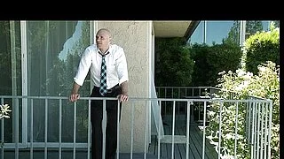 Eine asiatische Brünette mit großen Brüsten und Netzstrümpfen reitet öffentlich auf einem großen Penis.