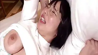 Büyük göğüslü Japon kız, yaramaz bir üçlü seansında devasa göğüslerini sergiliyor! Muhteşem, süper yaramaz, karmakarışık bir aksiyon!