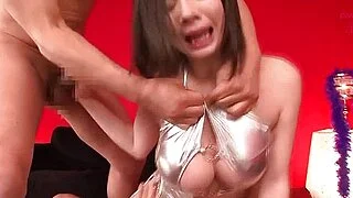 巨乳亚洲妈妈同时接受三个男人的性爱
