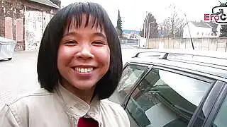 隔壁的德亚裔年轻女子在街上被搭讪进行性高潮试镜