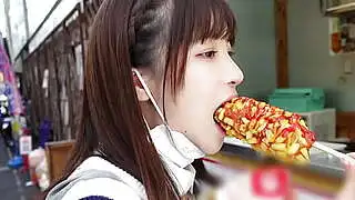 露出的阴毛真有趣。未经处理的天然私处 JK。光滑美丽的肌肤令人惊艳！喜欢韩国的 Imadoki 女孩们……与学生的韩流约会。在活塞到达尊的深处时，几乎停止了思考