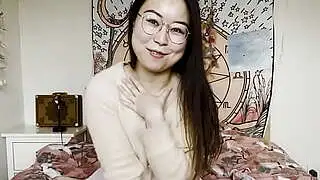 Ersties: Una linda chica china estaba súper feliz de hacer un video de masturbación para nosotros.