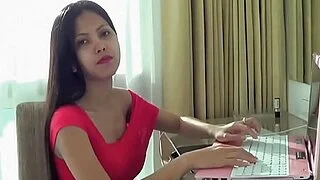 Eine neckische asiatische Schönheit wird gnadenlos penetriert.