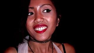 性感年轻亚洲女孩的第一次窥视孔
